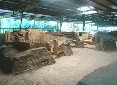400 Дом шамана в археологическом комплексе Хойя-де-Серен